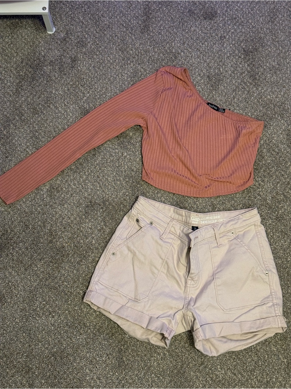 Boohoo Ribbed One-Shoulder Crop Top in Dusty Rose